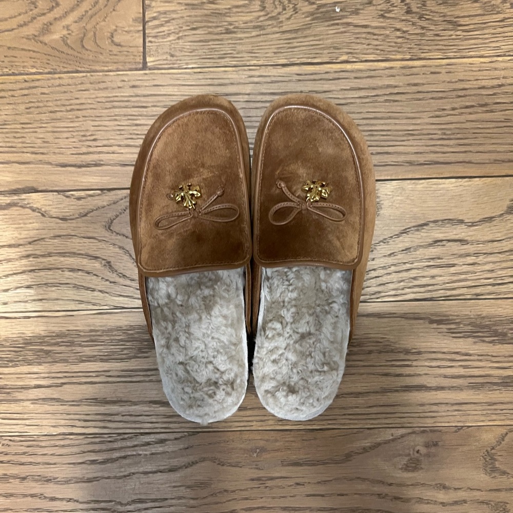 Like new in box! Tory Burch charm shearling mule slippers toasted Carmel women’s